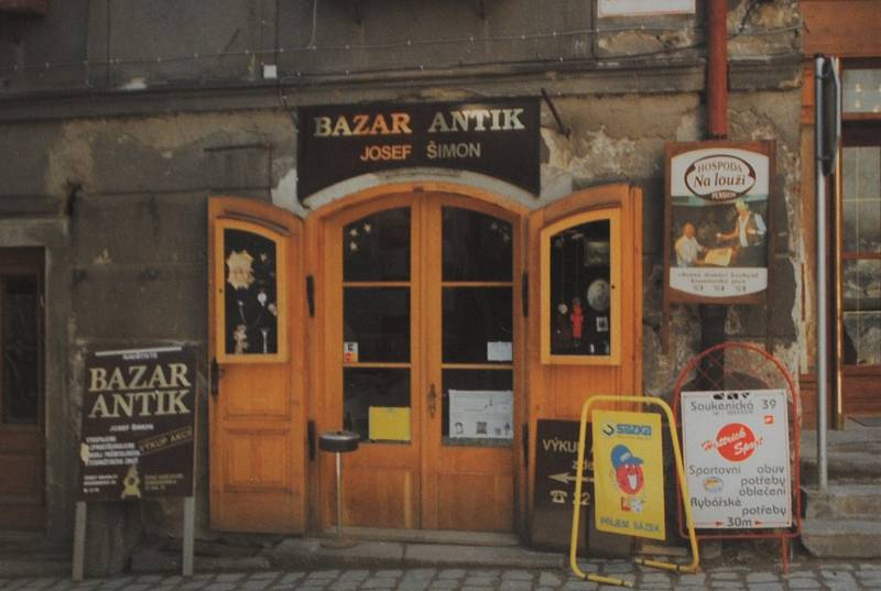 Český Krumlov v roce 1995. Soukromý Bazar Antik p. Jos. Šimona v Soukenické ul. 33.