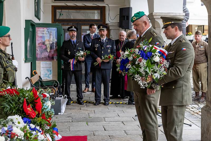 Navzdory dešti se uskutečnil pietní akt na českokrumlovském náměstí ve vší důstojnosti a lesku. V Jelení zahradě byl po celou sobotu k vidění dobový vojenský tábor a zábavný program nabídl hostinec Depo.