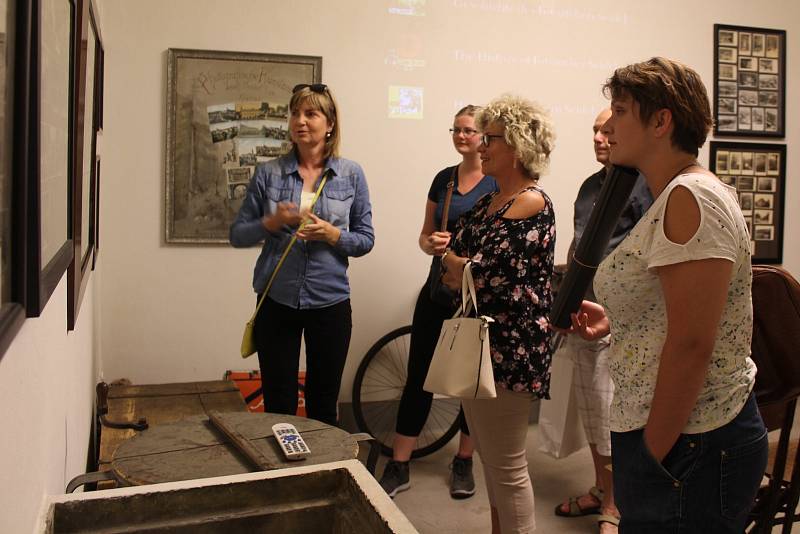 Museum Fotoateliér Seidel slaví deset let od svého otevření. Na Dni otevřených dveří si kromě prohlídky muzea a zahrady hosté zkusili i techniku zvanou kyanotypie.