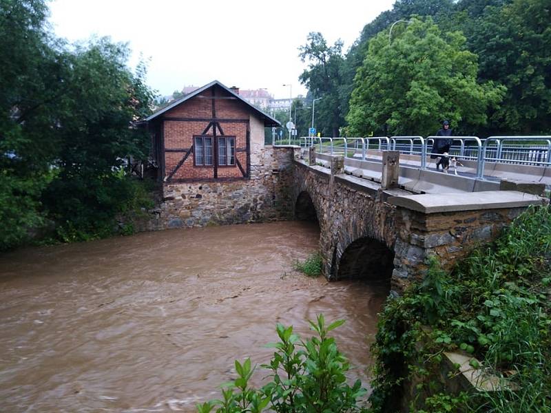 Řeka Polečnice v Českém Krumlouvě ve čtvrtek večer dosáhla prvního povodňového stupně.