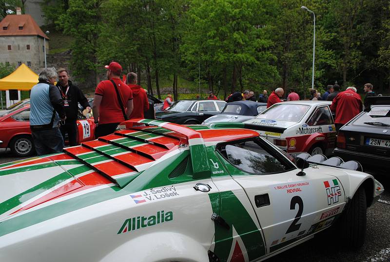 Premiérový ročník Rallye Český Krumlov Revival startoval v tradičním květnovém termínu na tradičním místě, na parkovišti v krumlovské Jelení zahradě.