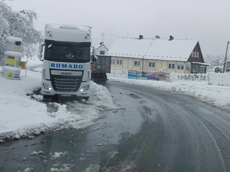 Situace na silnici v  úseku z Frymburka do Černé v Pošumaví.