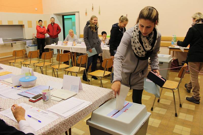 Do jídelny gymnázia v Kaplici přicházejí voliči okrsků číslo 6 a 8. V pátek večer ve volební účasti vedl okresek č. 6,  který dosáhl zatím 40 procent. Druhý okrsek v té chvíli dosahoval 35 procent. Volby plynuly v poklidu.