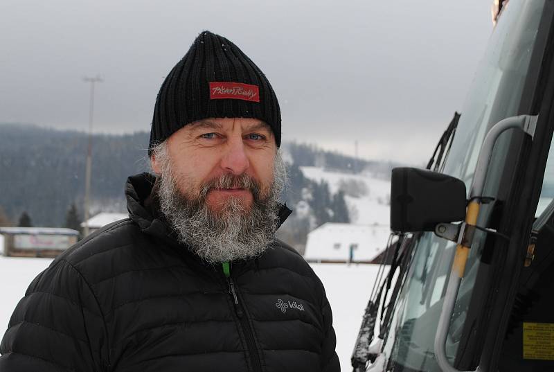 Zkušený rolbař Lubomír Mrázik zaučoval ve Frymburku pilota airbusu Bohumila Jahna, který kvůli koronaviru nemůže do vzduchu, a tak bude alespoň zaskakovat jako řidič rolby.