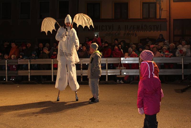 Charitativní trh a obří andělé u vánočního stromu ve Velešíně.