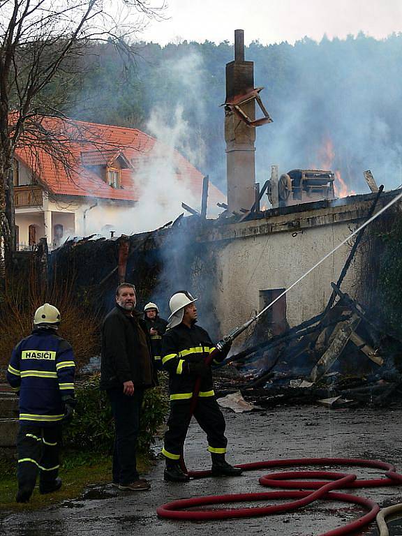 Požár objektu pily v Brloze.