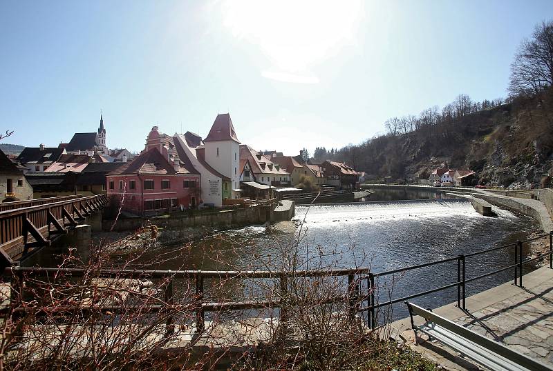 Celosvětová empidemie koronaviru vylidnila i centrum Českého Krumlova, které je běžně zaplaveno turisty.