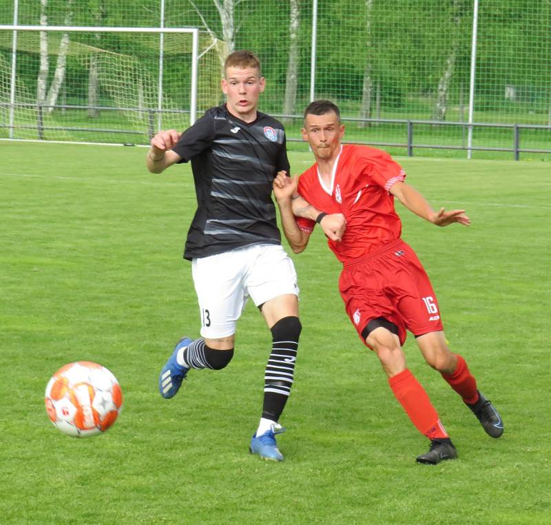 kapličtí fotbalisté (v černých dresech) doma nečekaně zaváhali s Netolicemi a předposlednímu týmu I. A třídy sk. A podlehli 1:2.