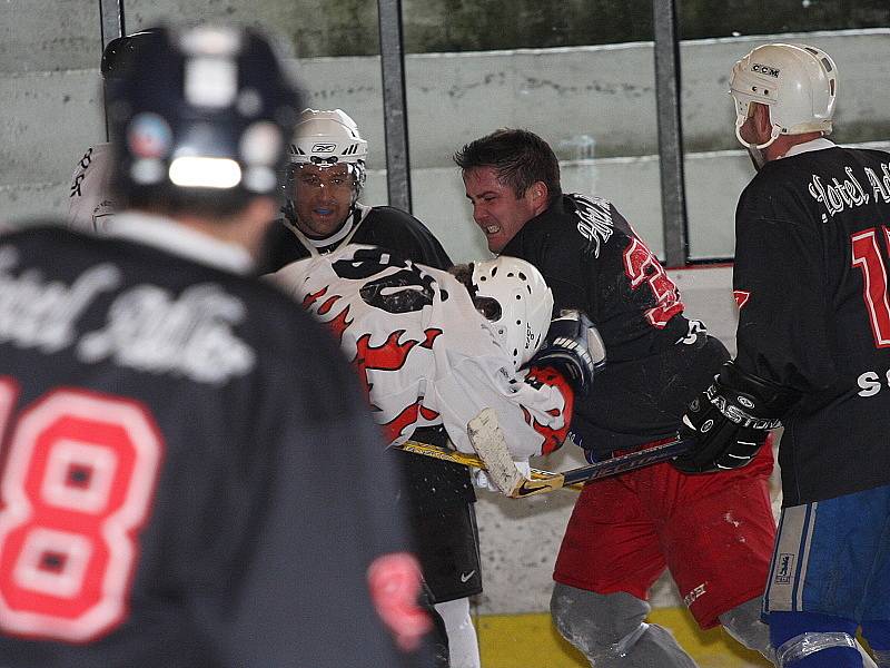 Hokejové utkání sdruženého okresního přeboru mužů / Slávie Jeremy´s České Budějovice - HC Větřní 1:12.