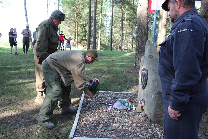 Setkání a pietní akt u pomníčku zavražděným americkým vojákům ve Zdíkách.