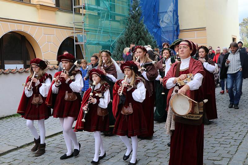 Kostýmovaný historický průvod v Českém Krumlově k ukončení zámecké sezony prošel v sobotu po obědě městem.