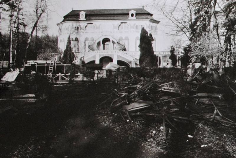 Český Krumlov v roce 1988. Rekonstrukce otáčivého hlediště.