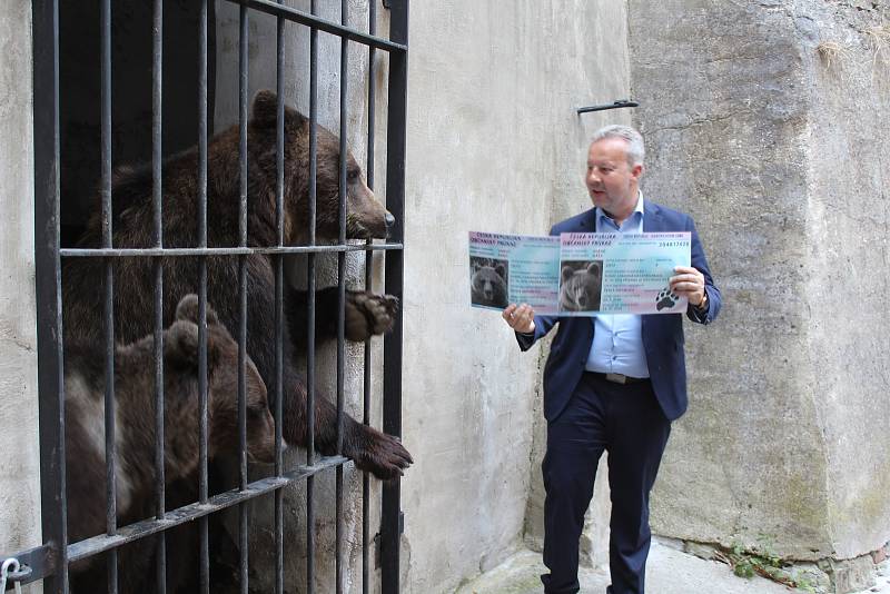 Na medvíďata se přijel podívat ministr životního prostředí Richard Brabec, ředitel ZOO Olomouc Radomír Habáň i dlouholetý medvědářův kamarád Václav Chaloupek.