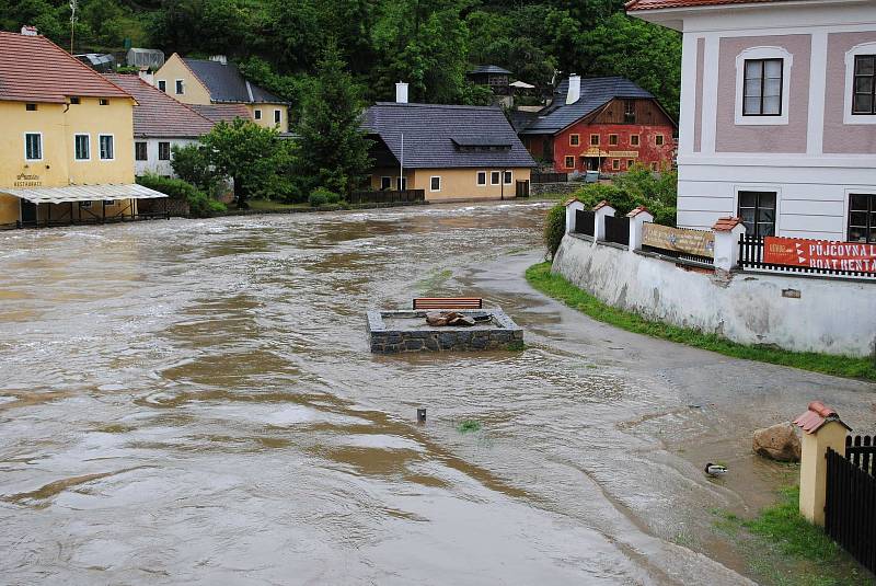 Povodně v Českém Krumlově v roce 2013. Ze břehů se vylila Polečnice, zahrozila i Vltava v centru. Pod vodou skončily hospodské zahrádky i auta.