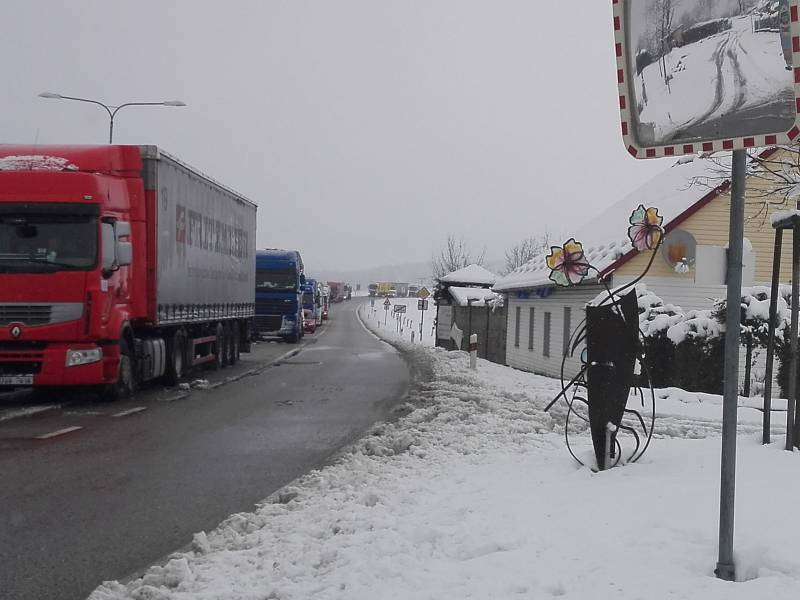 Situace na silnici v  úseku z Frymburka do Černé v Pošumaví.