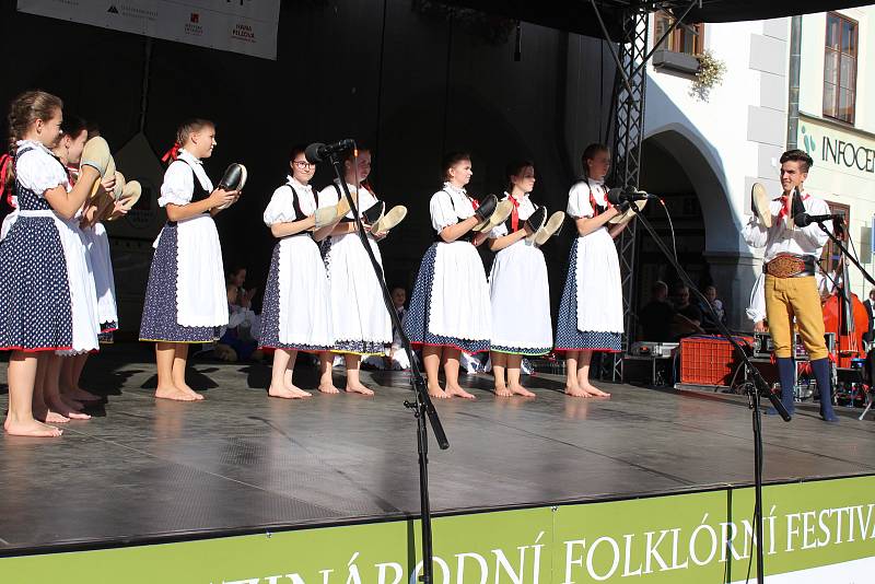 Soubor Úsviťáček z Českých Budějovic pobavil diváky moc pěkným tancem ve dřevácích.