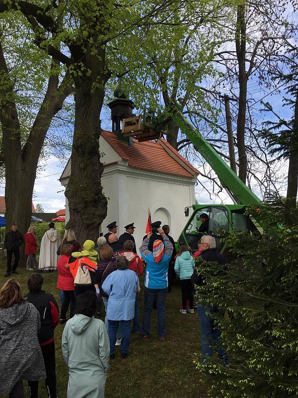 Slavnostní okamžik svěcení a zavěšování zvonku do kaple si nenechala ujít spousta lidí.