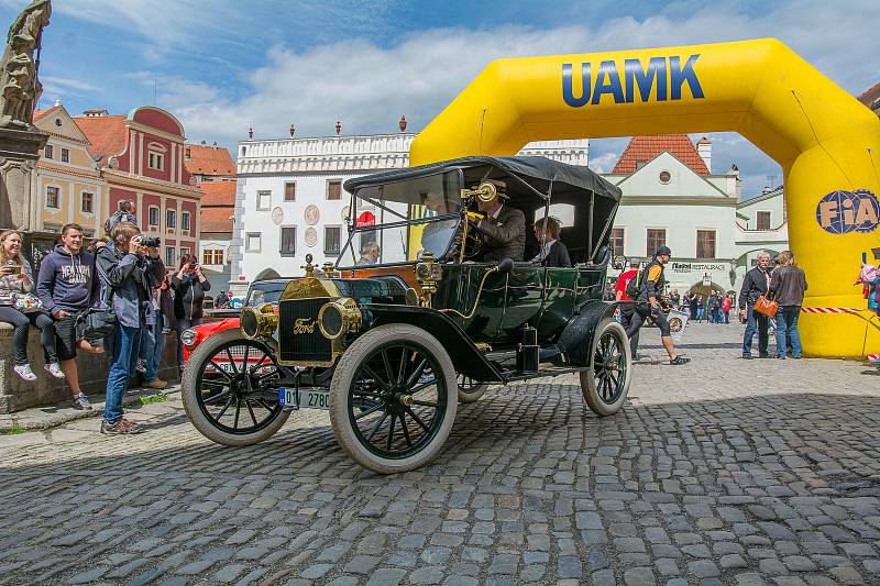 Veteránské vozy způsobily rozruch v Českém Krumlově.