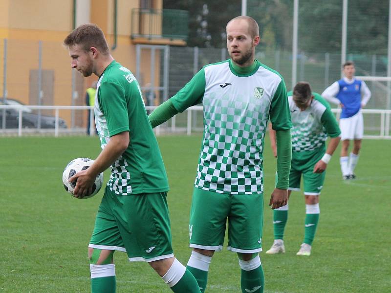 Fotbalisté Českého Krumlova (v zelenobílých dresech) by měli i v další sezoně patřit k favoritům krajského přeboru.