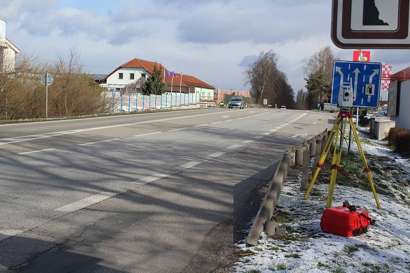 Oprava povrchu silnice na přeložce kolem Velešína začala.