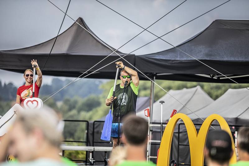 V neděli 15. srpna se hladina nádrže Lipno hemžila dračími loděmi.