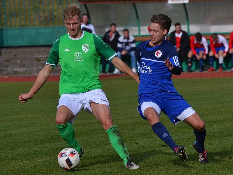 Divize A - 13. kolo: FK Slavoj Český Krumlov (zelené dresy) - FC Slávia Karlovy Vary 0:6 (0:2).