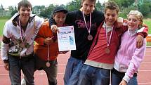 Na snímku zleva s medailemi a diplomem za štafetu Tomáš Toth, Jakub Chmelík, Martin Rychtář, Petr Kubík a v bězích zlatá a bronzová Šárka Maurencová.
