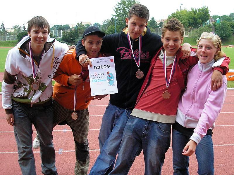 Na snímku zleva s medailemi a diplomem za štafetu Tomáš Toth, Jakub Chmelík, Martin Rychtář, Petr Kubík a v bězích zlatá a bronzová Šárka Maurencová.