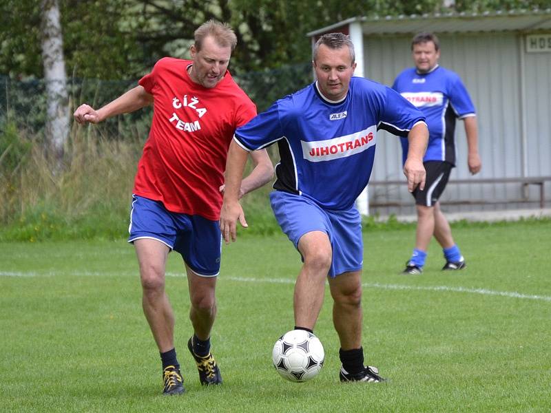 Fotbalová exhibice: Číža team (červené dresy) - Křemže 10:10 (2:4), na penalty 5:4.