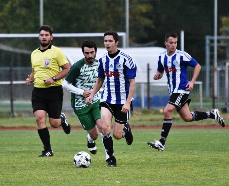 Českokrumlovští fotbalisté (v zelenobílém) potvrdili v Blatné roli favorita a poslední tým krajského přeboru deklasovali 7:0.