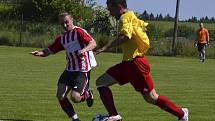 I. B třída (skupina A) - 25. kolo: Sokol Křemže (ve žlutém) - Smrčina Horní Planá 1:1 (0:1).