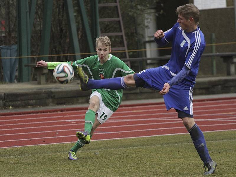 Česká divize - 17. kolo: Český Krumlov (v zeleném) - Tachov 0:1 (0:1).