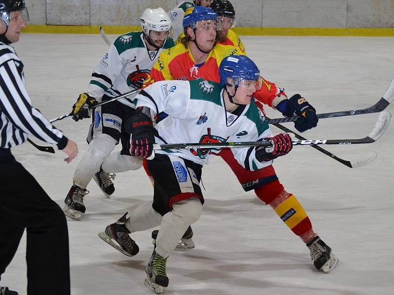 Krajská liga mužů - 23. kolo: HC Slavoj Český Krumlov (bílé dresy) - TJ Sokol Radomyšl 5:3 (1:1, 1:1, 3:1). 