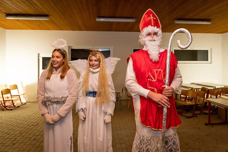 Mikulášská nadílka v Dolním Třeboníně na zahradě základní školy.