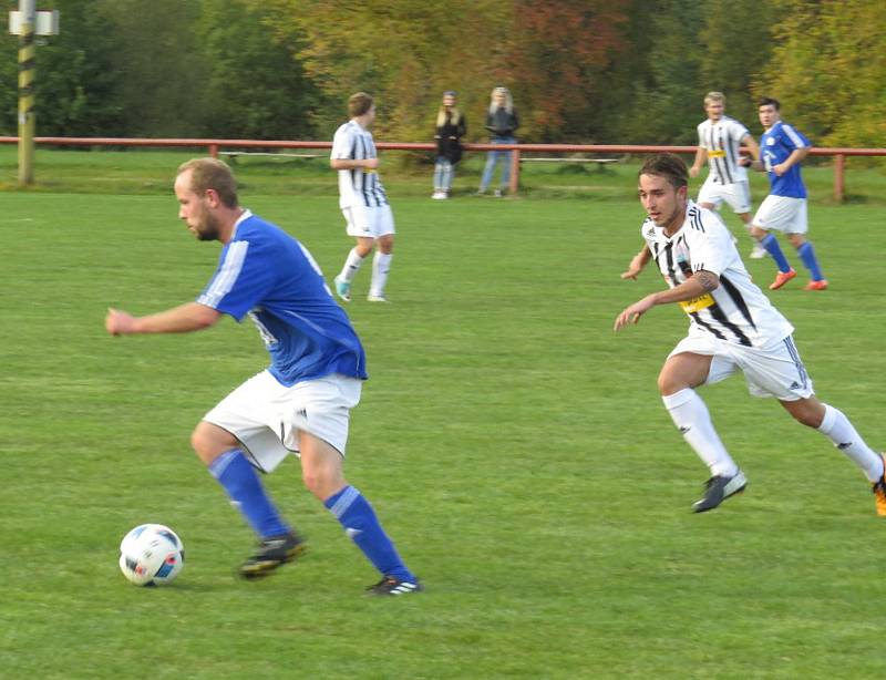 Oblastní I.B třída - 8. kolo: Spartak Kaplice (bíločerné pruhované dresy) - Sokol Suchdol nad Lužnicí 5:2 (4:0).