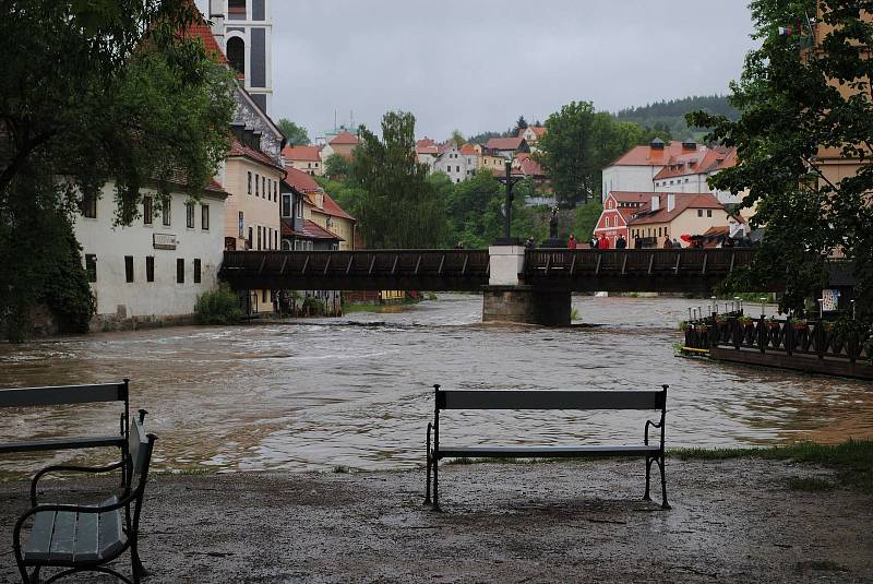 Povodně v Českém Krumlově v roce 2013. Ze břehů se vylila Polečnice, zahrozila i Vltava v centru. Pod vodou skončily hospodské zahrádky i auta.