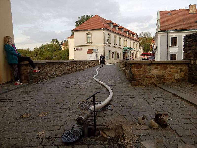 K požáru dvou objektů v Rooseveltově ulici v Českém Krumlově se sjelo několik jednotek hasičů.