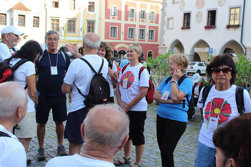 Členové Klubu českých turistů si dali dostaveníčko v Českém Krumlově a pak vyrazili na pochod.