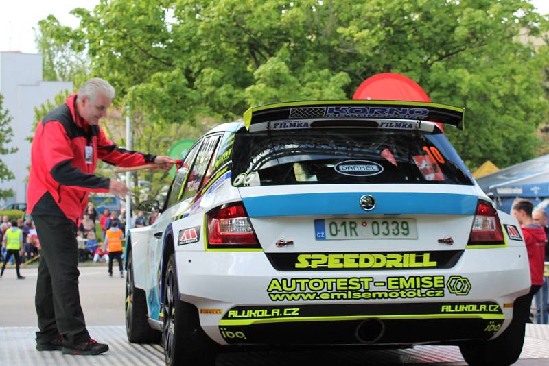 Sedmačtyřicátý ročník Rallye Český Krumlov byl v pátek odpoledne zahájen v Jelence.