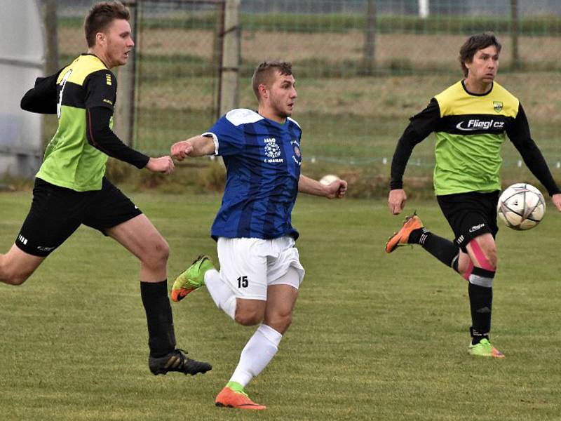 TJ Osek (zelenožluté dresy) – FK Slavoj Český Krumlov 3:3.