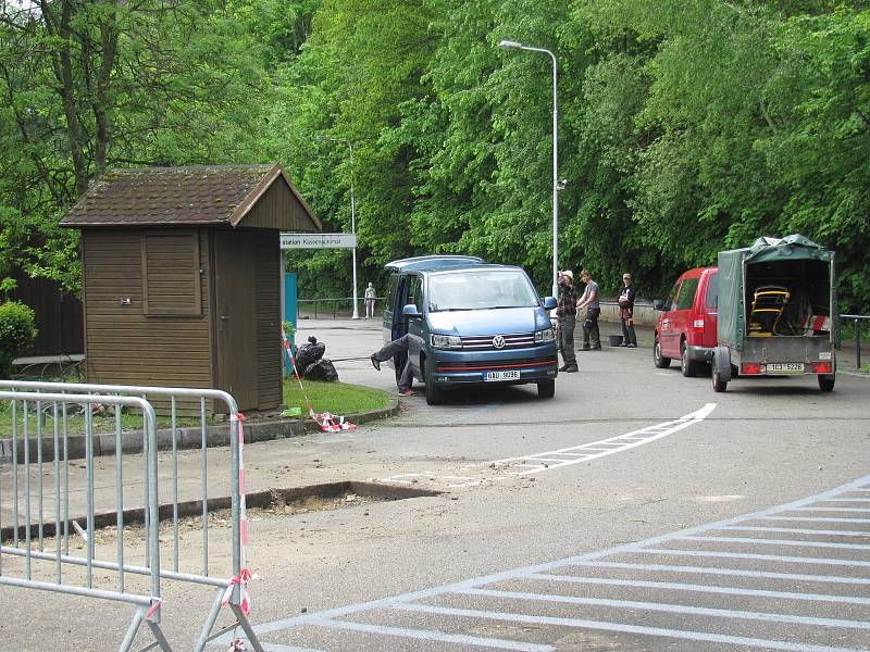 Na Bus Stopu A na Chvalšinské se pracuje, brzy na něm vyrostou i závory.