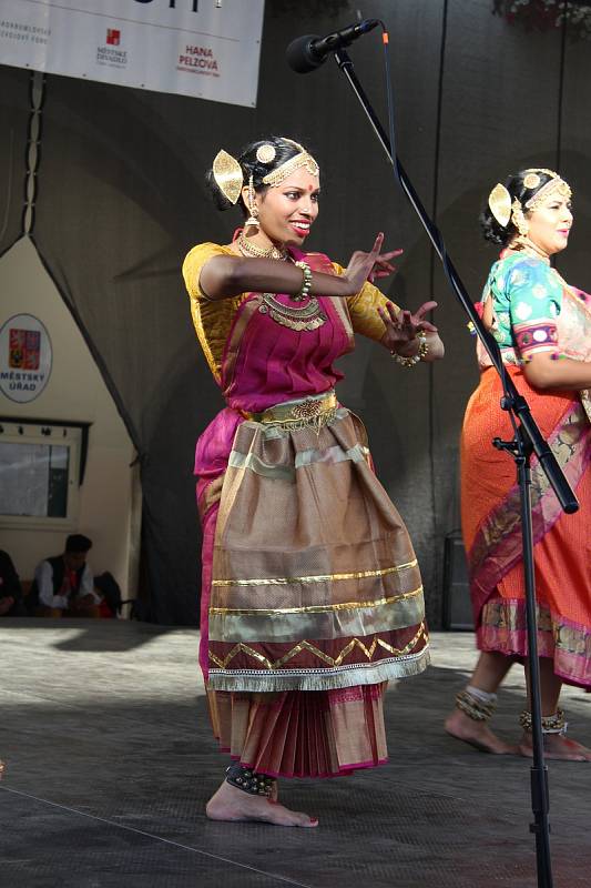 Exotický folklór zavál z představení souboru Dr. Swarnamalya Ganesh Sri Neelothpalam z Indie.