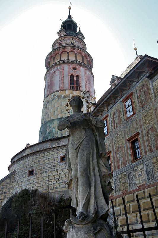 Celosvětová empidemie koronaviru vylidnila i centrum Českého Krumlova, které je běžně zaplaveno turisty.