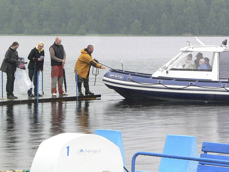 Malí odvážlivci se mohli svézt také v uzavřeném motorovém člunu.