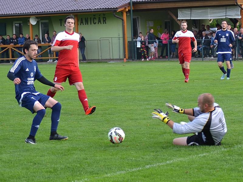 Okresní přebor muži - 16. kolo: FK Dolní Dvořiště (modré dresy) - Sokol Křemže 3:0 (1:0).