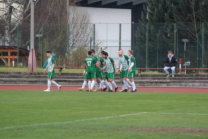 Fotbalová divize: Slavoj Český Krumlov - Tochovice 4:3 (2:1).