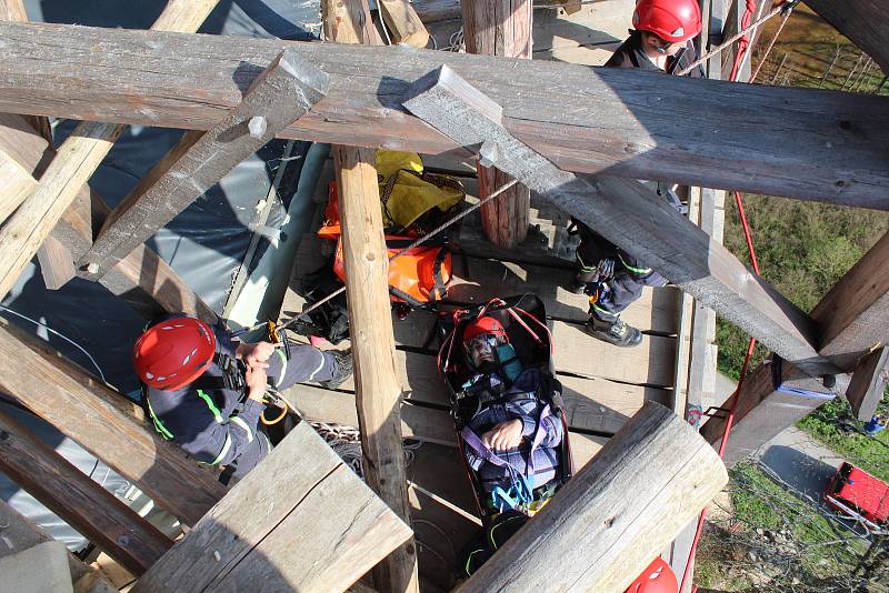 Lezecká skupina Územního odboru Český Krumlov HZS JčK spouštěla na laně z horní plošiny středověkého lešení na Jakobínce při taktickém cvičení dva raněné. Zásahu velel Marek Voldřich.