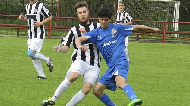 V derby mezi béčkem Kaplice a Frymburkem zařídil výhru hostů od Lipna střelecky disponovaný Stanislav Budík (vpravo u míče, v těsném souboji s domácím Tomášem Faltusem), který se v rozmezí 55. až 66. minuty dvakrát zapsal do střelecké listiny.