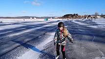Bruslaři i příznivci ledového jachtingu byli v neděli před polednem vidět na zamrzlé hladině jezera v Černé v Pošumaví.