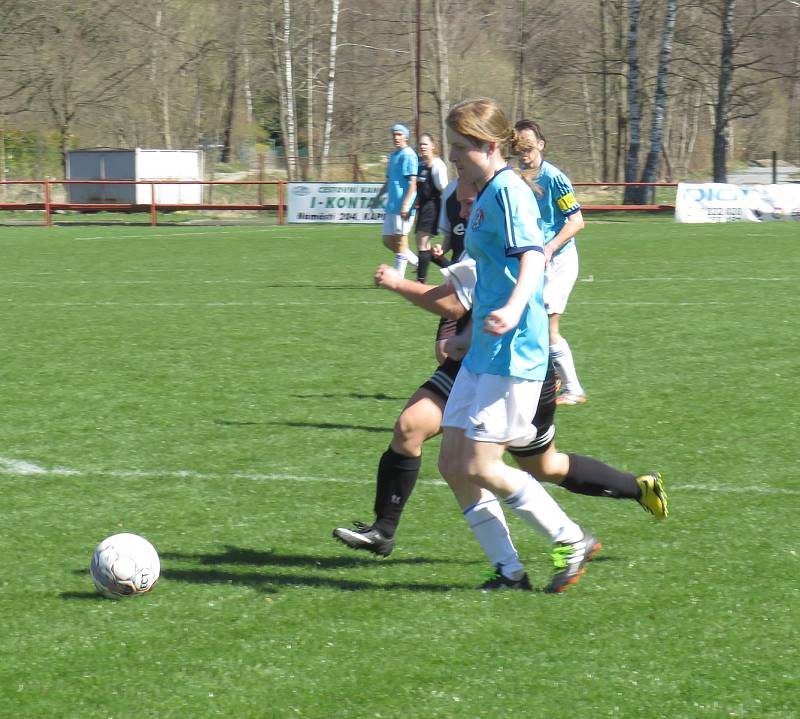 Divize ženy (skupina D) – 12. kolo: FK Spartak Kaplice (modré dresy) – TJ Sokol Sezimovo Ústí 1:0 (1:0).